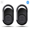 Twee zwarte Bluetooth-selfieknoppen naast elkaar op een witte achtergrond