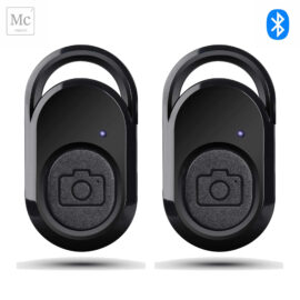 Twee zwarte Bluetooth-selfieknoppen naast elkaar op een witte achtergrond