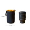 MobileCreation neopreen lenshoes maat M naast een Sony 24-105 objectief