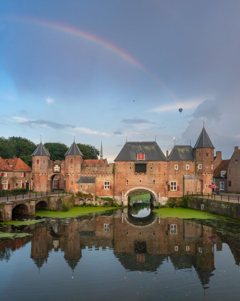 Regenboog boven de Koppelpoort in Amersfoort, gefotografeerd tijdens de workshop