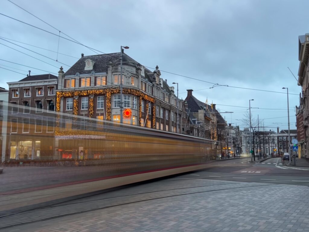 Tram in Den Haag met een voetganger, smartphonefoto