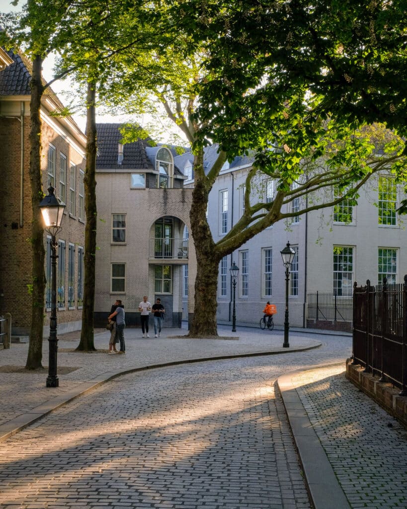Deelnemers fotograferen in de binnenstad van Breda tijdens de workshop
