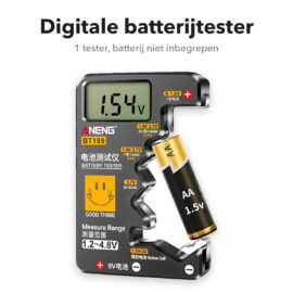 Digitale batterijtester met AA-batterij op wit; batterij niet inbegrepen