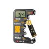 Digitale batterijtester met AA-batterij op witte achtergrond