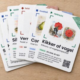 Snapdeck kaartspel: de kaarten uitgewaaierd op een houten tafel