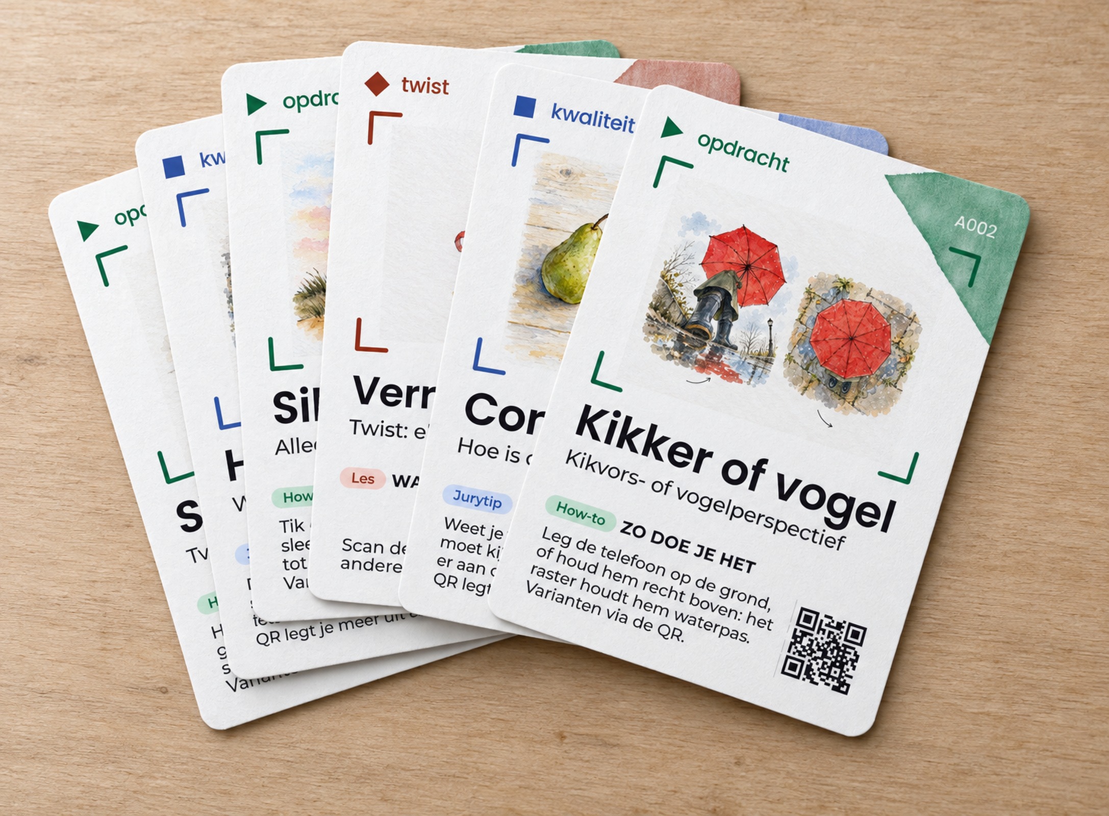 Snapdeck kaartspel: de kaarten uitgewaaierd op een houten tafel