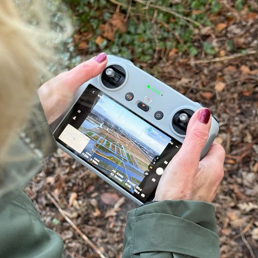 Dronevliegen met de controller in de hand