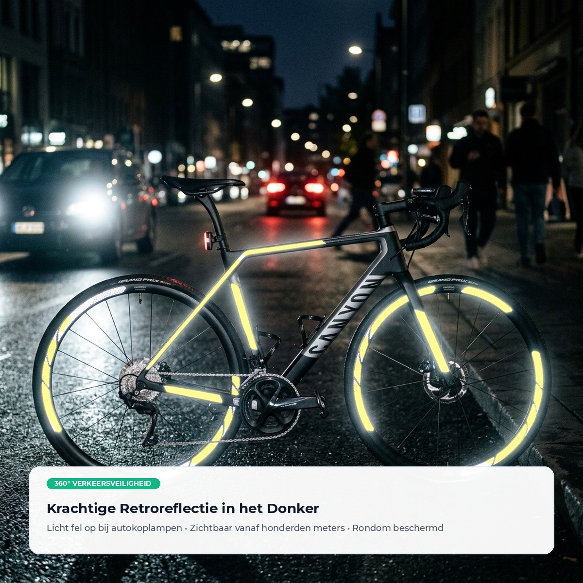 Krachtige retroreflectie in het donker op fietswielen en frame bij autokoplampen