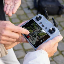 Workshop dronevliegen: de DJI-controller met het live beeld van de drone