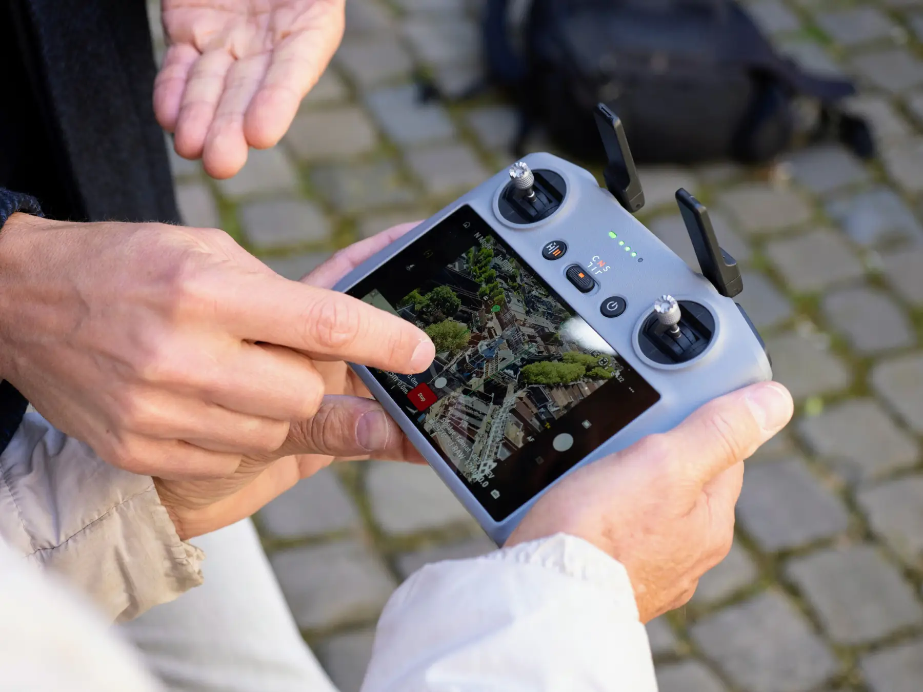 Workshop dronevliegen: de DJI-controller met het live beeld van de drone
