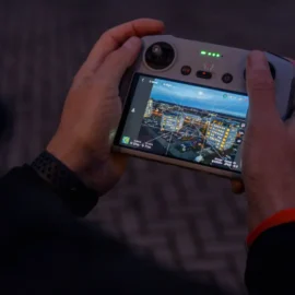 DJI-controller in de schemering - A1/A3-certificaat dronevliegen