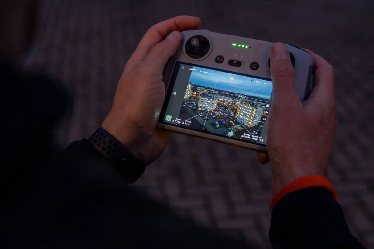 DJI-controller in de schemering - A1/A3-certificaat dronevliegen