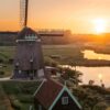 Workshop dronevliegen: molen aan het water bij zonsondergang, vanuit de drone