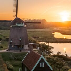 Workshop dronevliegen: molen aan het water bij zonsondergang, vanuit de drone