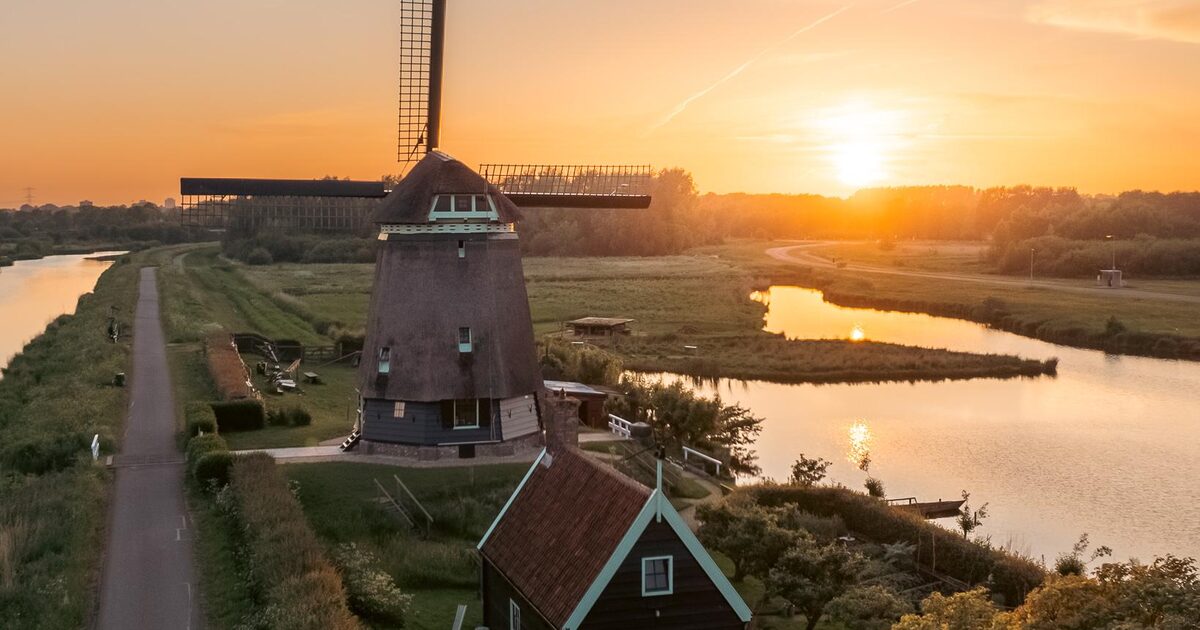 Workshop dronevliegen: molen aan het water bij zonsondergang, vanuit de drone